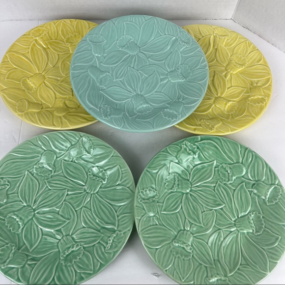 Bordallo Pinheiro Other - Bordallo Pinheiro daffodil 5-piece plate set-pastel shades.